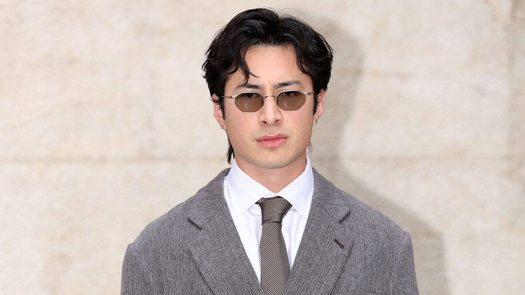 Hudson Williams arrives at the Giorgio Armani fashion show during the Milan Fashion Week - Menswear Fall/Winter 2026-2027 on January 19, 2026 in Milan, Italy.