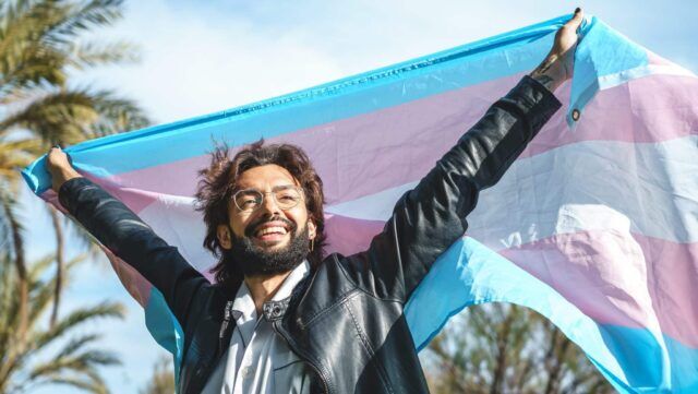 Lors de la Journée de visibilité trans, une étude du projet Trevor montre que l'euphorie de genre améliore la santé mentale des jeunes trans et non binaires.