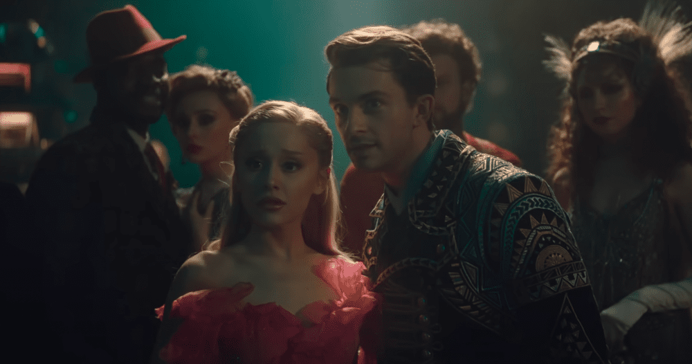 Jonathan Bailey et Ariana Grande, méchants