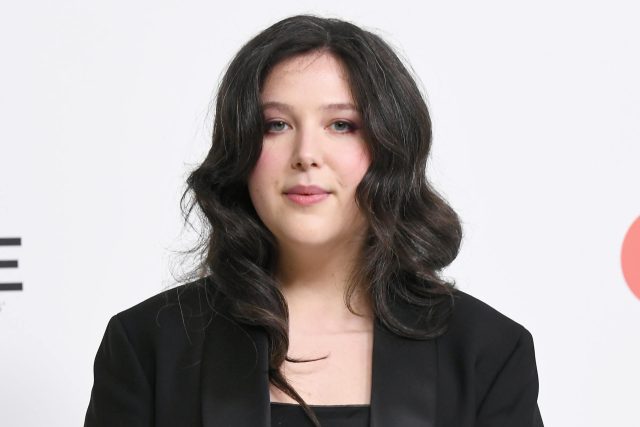 Lucy Dacus participe à la 33e soirée annuelle de visionnage des Oscars de la Elton John AIDS Foundation le 2 mars 2025 à West Hollywood, Californie.