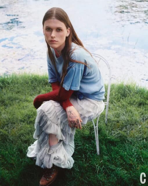 Ethel Cain appelle Internet « la mort de la société » tout en s'ouvrant sur l'amour, la mode et les leçons derrière sa musique gothique du Sud envoûtante.