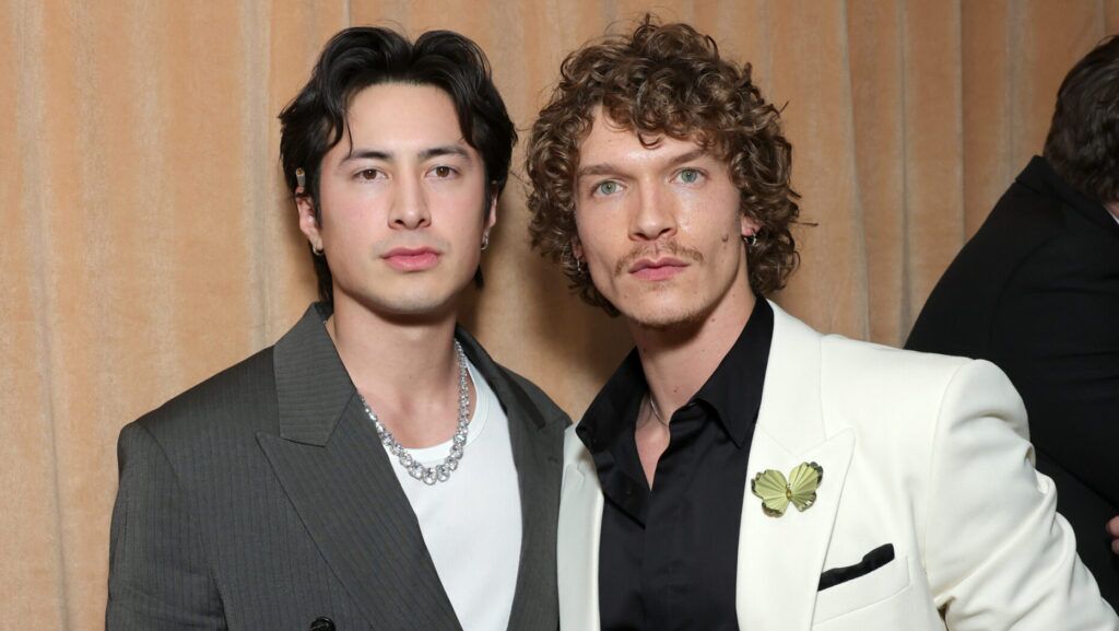 (De gauche à droite) Hudson Williams et Connor Storrie assistent à Vanity Fair et Amazon MGM Studios Celebrate Awards Season 2026 au Bar Marmont le 10 janvier 2026 à Los Angeles, Californie.