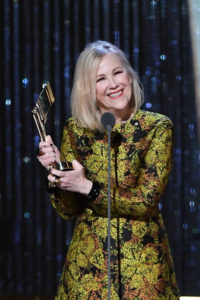 TORONTO, ONTARIO - 31 MARS : Catherine O'Hara, lauréate de la meilleure actrice principale pour « Schitt's Creek », participe au gala de diffusion des Prix Écrans canadiens 2019 qui s'est tenu au Sony Center for the Performing Arts le 31 mars 2019 à Toronto, Canada. (Photo par GP Images/Getty Images)