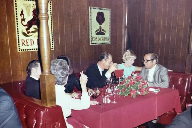 Avant le Club 33, Disneyland disposait d'un club privé réservé aux hommes. L'Oak Room mélangeait des déjeuners puissants, un accès au spa de luxe et une histoire cachée.