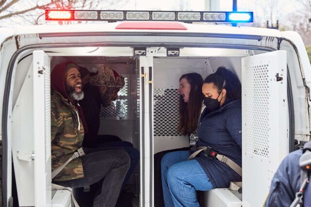 Vingt-quatre personnes ont été arrêtées après que des militants ont bloqué le HHS au sujet de règles proposées qui pourraient interrompre les soins d'affirmation de genre pour les jeunes trans dans tout le pays.