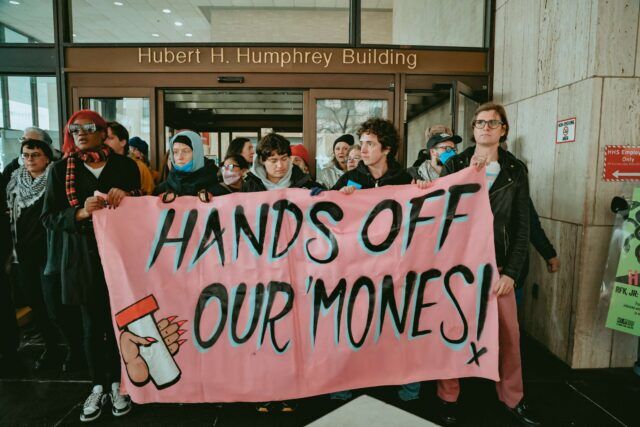 Vingt-quatre personnes ont été arrêtées après que des militants ont bloqué le HHS au sujet de règles proposées qui pourraient interrompre les soins d'affirmation de genre pour les jeunes trans dans tout le pays.