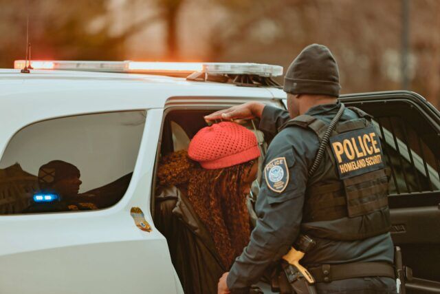 Vingt-quatre personnes ont été arrêtées après que des militants ont bloqué le HHS au sujet de règles proposées qui pourraient interrompre les soins d'affirmation de genre pour les jeunes trans dans tout le pays.