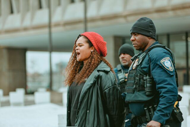 Vingt-quatre personnes ont été arrêtées après que des militants ont bloqué le HHS au sujet de règles proposées qui pourraient interrompre les soins d'affirmation de genre pour les jeunes trans dans tout le pays.