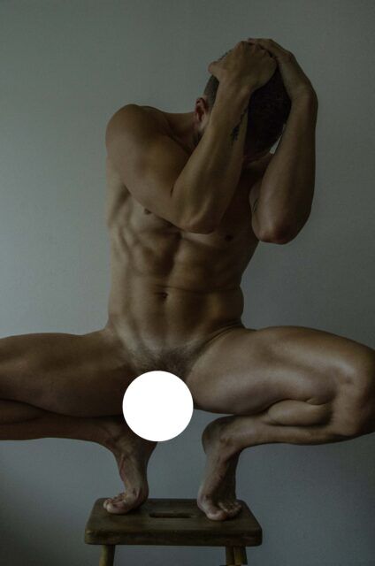 Le photographe Walter Zak capture le désir brut et la masculinité sensuelle dans ses portraits masculins nus, mêlant intimité, lumière cinématographique et allure queer.