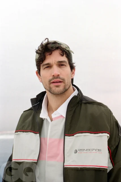 Paul Kelly parle des poils sur la poitrine, de la célébrité soudaine et du rôle de JFK Jr. dans Love Story de Ryan Murphy, prouvant qu'il y a un cul pour chaque selle.