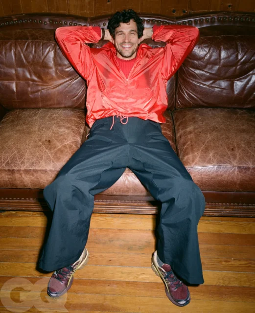 Paul Kelly parle des poils sur la poitrine, de la célébrité soudaine et du rôle de JFK Jr. dans Love Story de Ryan Murphy, prouvant qu'il y a un cul pour chaque selle.