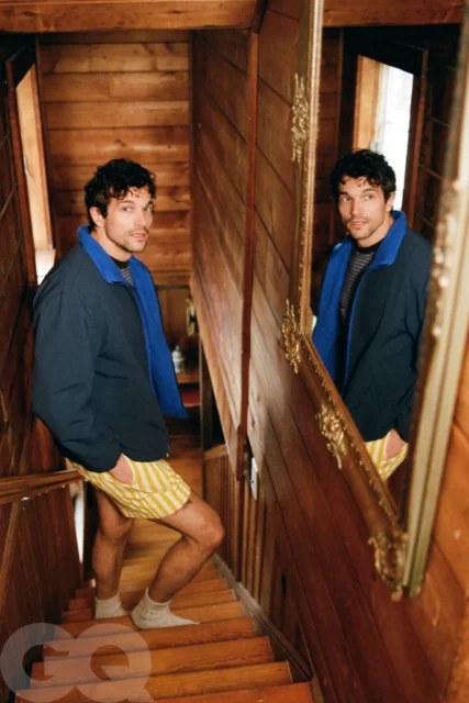 Paul Kelly parle des poils sur la poitrine, de la célébrité soudaine et du rôle de JFK Jr. dans Love Story de Ryan Murphy, prouvant qu'il y a un cul pour chaque selle.