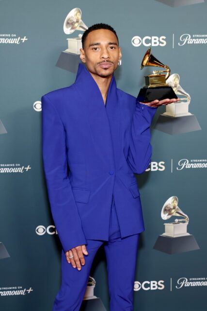 Durand Bernarr, lauréat du meilleur album R&B progressif pour « BLOOM », pose dans la salle de presse lors des 68e GRAMMY Awards à la Crypto.com Arena le 1er février 2026 à Los Angeles, Californie.