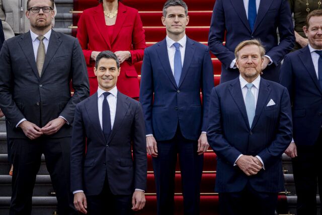 Le roi Willem-Alexander des Pays-Bas (à droite) pose une photo officielle avec le nouveau Premier ministre néerlandais Rob Jetten (à gauche) et son cabinet au palais Huis ten Bosch le 23 février 2026 à la Haye, aux Pays-Bas.