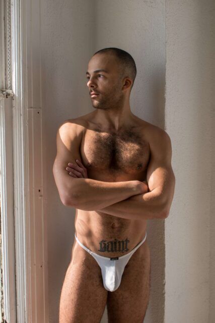 Le photographe queer Daniel Pacheco discute d'intimité, d'érotisme et d'identité alors qu'il travaille sur son premier livre photo.