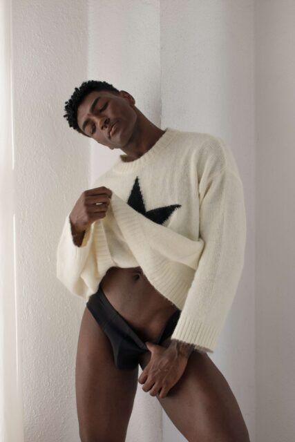 Le photographe queer Daniel Pacheco discute d'intimité, d'érotisme et d'identité alors qu'il travaille sur son premier livre photo.