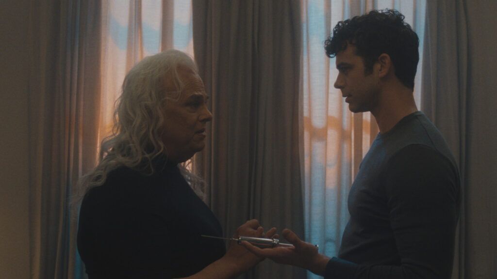 La Belle -- "Beau patient zéro" -- Saison 1, épisode 6 (diffusé le mercredi 11 février) -- Sur la photo (de gauche à droite) : la révérende Yolanda dans le rôle de Clara Gardiner, Joey Pollari dans le rôle de Mike 2. CR : FX