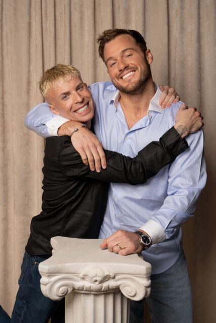 Colton Underwood révèle l'homoérotisme bizarre et performatif des vestiaires de la NFL et réfléchit sur la célébrité, Grindr et la paternité.