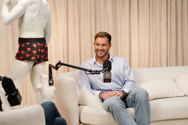 Colton Underwood révèle l'homoérotisme bizarre et performatif des vestiaires de la NFL et réfléchit sur la célébrité, Grindr et la paternité.