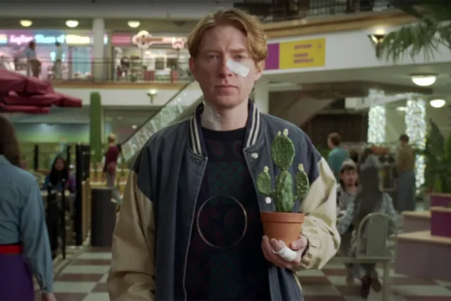 Le clip « Opalite » de Taylor Swift mélange humour absurde, apparitions de célébrités et métaphore émotionnelle de son album The Life of a Showgirl.