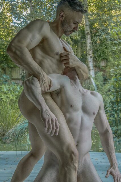 Le photographe Walter Zak capture le désir brut et la masculinité sensuelle dans ses portraits masculins nus, mêlant intimité, lumière cinématographique et allure queer.