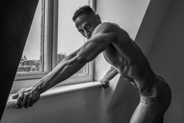 Le photographe Walter Zak capture le désir brut et la masculinité sensuelle dans ses portraits masculins nus, mêlant intimité, lumière cinématographique et allure queer.