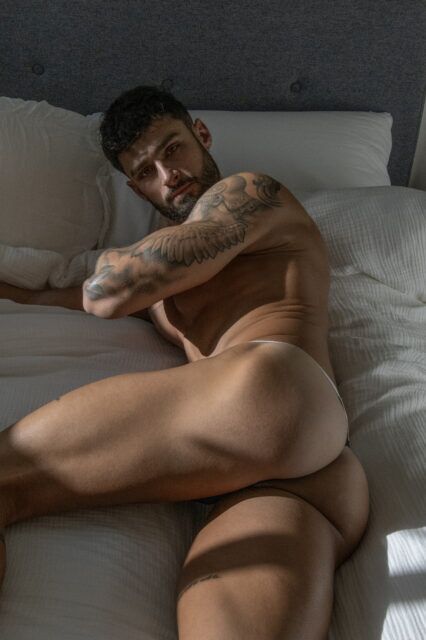 Le photographe Walter Zak capture le désir brut et la masculinité sensuelle dans ses portraits masculins nus, mêlant intimité, lumière cinématographique et allure queer.