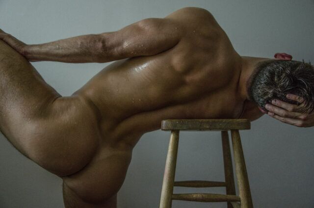 Le photographe Walter Zak capture le désir brut et la masculinité sensuelle dans ses portraits masculins nus, mêlant intimité, lumière cinématographique et allure queer.