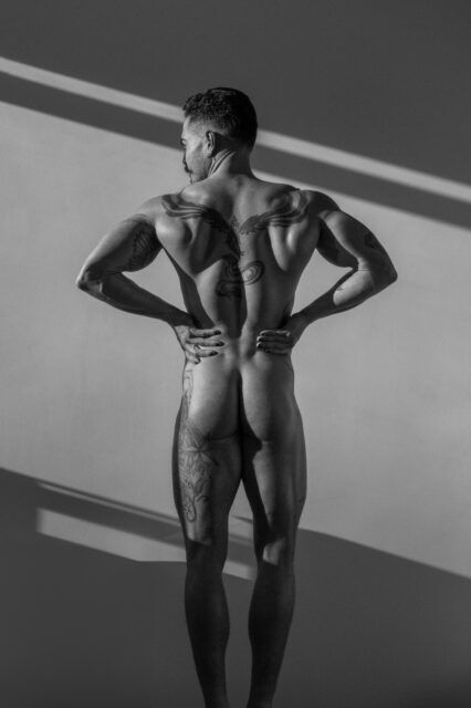 Le photographe Walter Zak capture le désir brut et la masculinité sensuelle dans ses portraits masculins nus, mêlant intimité, lumière cinématographique et allure queer.