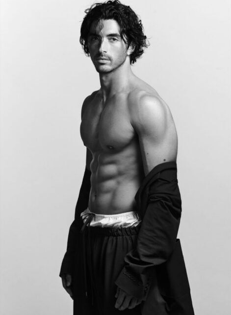 Taylor Zakhar Perez discute de la reprise d'Alex Claremont-Diaz dans Red, White & Royal Wedding, soulignant le voyage du personnage au-delà de la sexualité vers la vie, l'amour et la carrière.