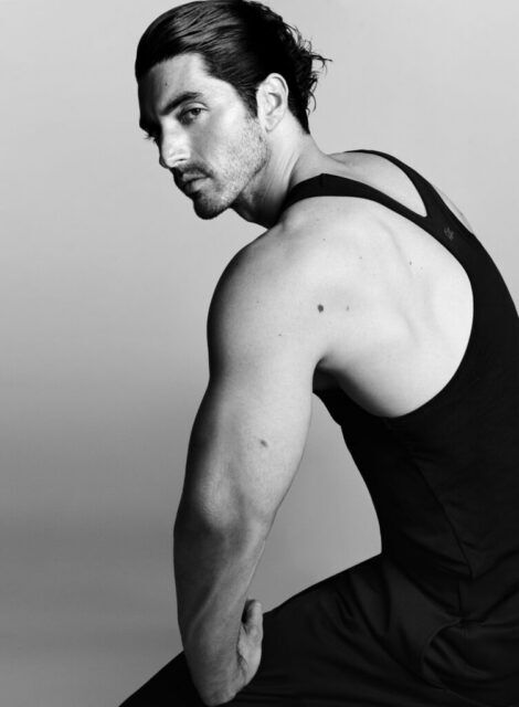 Taylor Zakhar Perez discute de la reprise d'Alex Claremont-Diaz dans Red, White & Royal Wedding, soulignant le voyage du personnage au-delà de la sexualité vers la vie, l'amour et la carrière.