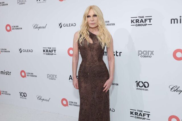 Donatella Versace assiste à la conférence de presse lors de la 34e soirée annuelle de visionnage des Academy Awards de la Elton John AIDS Foundation, le 15 mars 2026 à West Hollywood, Californie.