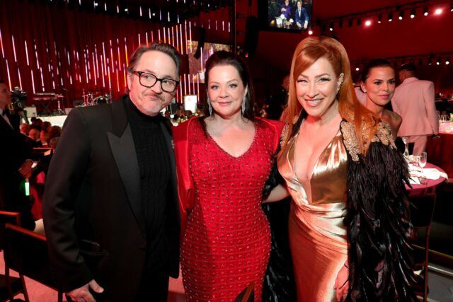 (De gauche à droite) Ben Falcone, Melissa McCarthy et Lisa Ann Walter assistent à la 34e soirée annuelle de visionnage des Oscars de la Elton John AIDS Foundation le 15 mars 2026 à West Hollywood, Californie.