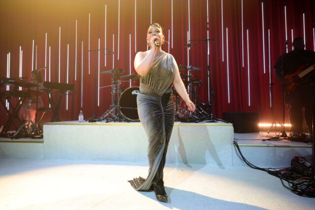 WEST HOLLYWOOD, CALIFORNIE - 15 MARS : (couverture exclusive) Lola Young se produit sur scène lors de la 34e soirée annuelle de visionnement des Academy Awards de la Elton John AIDS Foundation, le 15 mars 2026 à West Hollywood, Californie.