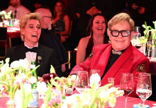 (De gauche à droite) Brandi Carlile et Elton John assistent à la 34e soirée annuelle de visionnage des Oscars de la Elton John AIDS Foundation, le 15 mars 2026 à West Hollywood, Californie.