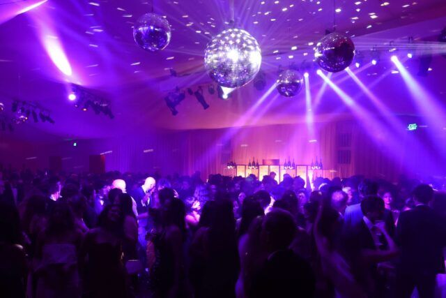 Les invités assistent à la 34e soirée annuelle de visionnage des Oscars de la Elton John AIDS Foundation le 15 mars 2026 à West Hollywood, Californie.