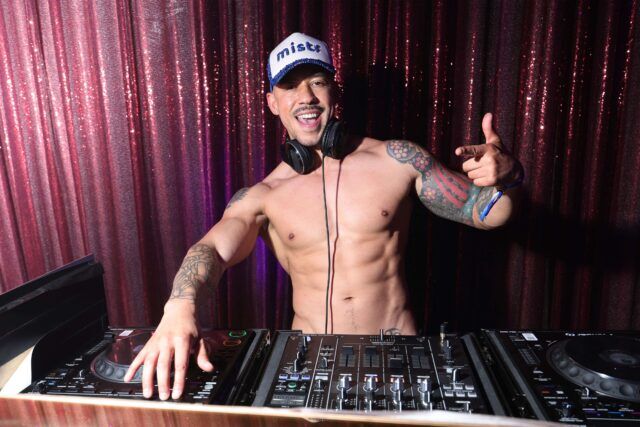 Dj se produit lors de la 34e soirée annuelle de visionnage des Oscars de la Elton John AIDS Foundation, le 15 mars 2026 à West Hollywood, Californie.