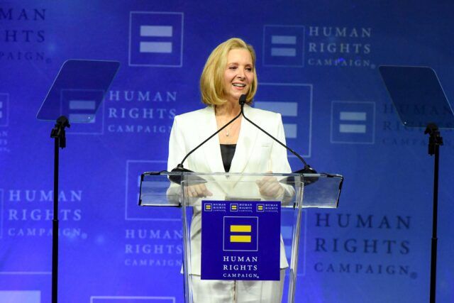 Lisa Kudrow s'exprime sur scène lors du dîner de Los Angeles 2026 de la Human Rights Campaign au Fairmont Century Plaza le 28 mars 2026 à Los Angeles, en Californie.