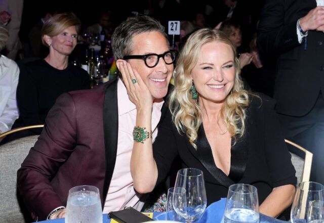 (De gauche à droite) Dan Bucatinsky et Malin Åkerman assistent au dîner de Los Angeles 2026 de la Human Rights Campaign au Fairmont Century Plaza le 28 mars 2026 à Los Angeles, en Californie.