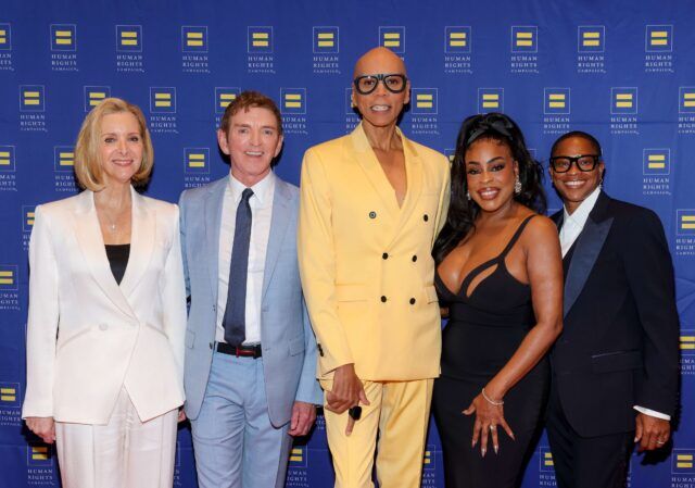 (De gauche à droite) Lisa Kudrow, Michael Patrick King, RuPaul, Niecy Nash-Betts et Jessica Betts assistent au dîner 2026 de la Human Rights Campaign à Los Angeles au Fairmont Century Plaza le 28 mars 2026 à Los Angeles, en Californie.