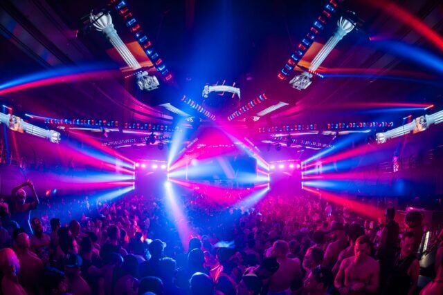 Le Winter Party Festival a célébré sa 33e année à Miami Beach, attirant des milliers de personnes pour la musique, le plaidoyer et la collecte de fonds en faveur des communautés LGBTQ+.