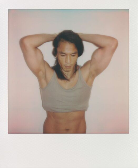 Le designer Dominic Albano parle de sa mode inspirée du Polaroid, de ses influences queer et des images nostalgiques qui façonnent sa collection grandissante.