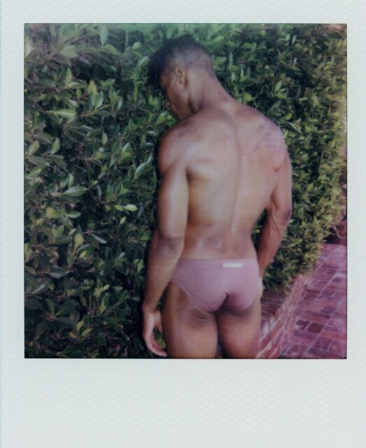 Le designer Dominic Albano parle de sa mode inspirée du Polaroid, de ses influences queer et des images nostalgiques qui façonnent sa collection grandissante.