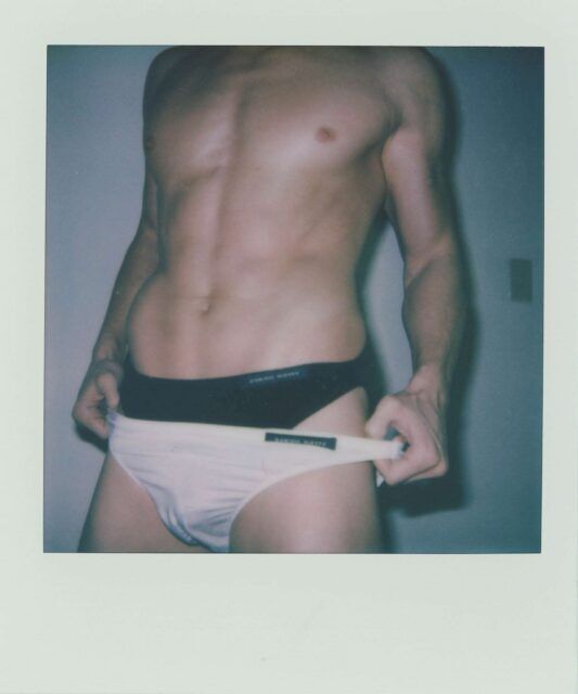 Le designer Dominic Albano parle de sa mode inspirée du Polaroid, de ses influences queer et des images nostalgiques qui façonnent sa collection grandissante.