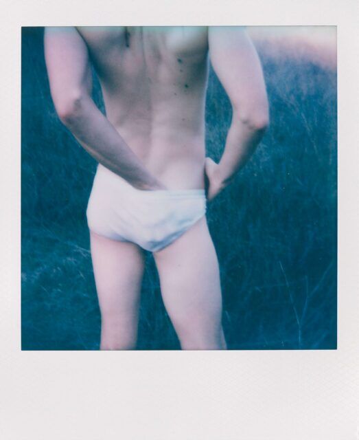 Le designer Dominic Albano parle de sa mode inspirée du Polaroid, de ses influences queer et des images nostalgiques qui façonnent sa collection grandissante.