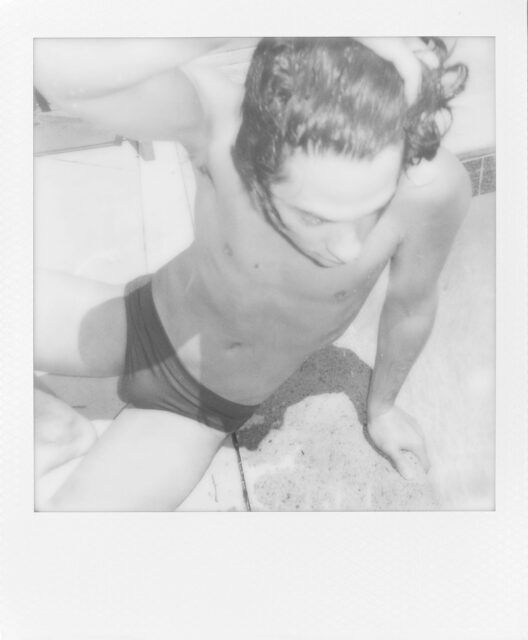 Le designer Dominic Albano parle de sa mode inspirée du Polaroid, de ses influences queer et des images nostalgiques qui façonnent sa collection grandissante.
