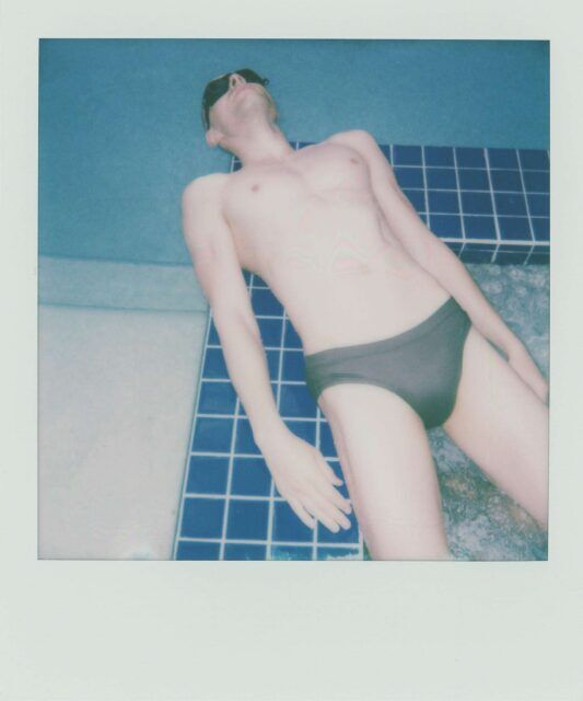 Le designer Dominic Albano parle de sa mode inspirée du Polaroid, de ses influences queer et des images nostalgiques qui façonnent sa collection grandissante.