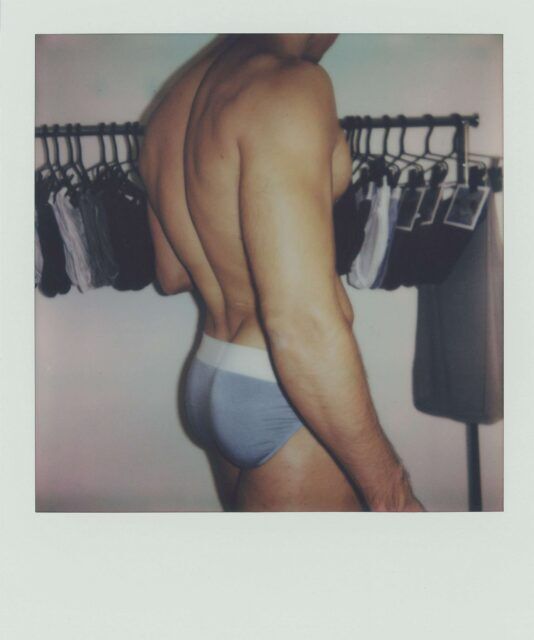 Le designer Dominic Albano parle de sa mode inspirée du Polaroid, de ses influences queer et des images nostalgiques qui façonnent sa collection grandissante.