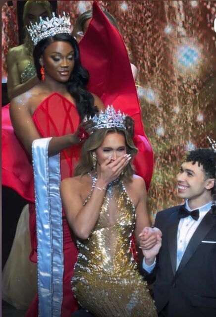 Lo Colby, femme transgenre née à Hawaï, est couronnée Miss International Queen – USA 2026, célébrant le talent, la beauté et la défense des femmes trans.