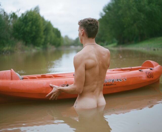 « La Isla » de Matu Buiatti transforme la photographie de nu en une étude de la confiance, du temps et des liens humains à travers l'Argentine.